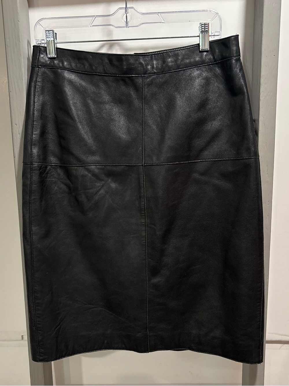 Isaac Mizrahi Black Sz 6 100% Leather Pencil Skirt, classic raw edge lined, 90’s